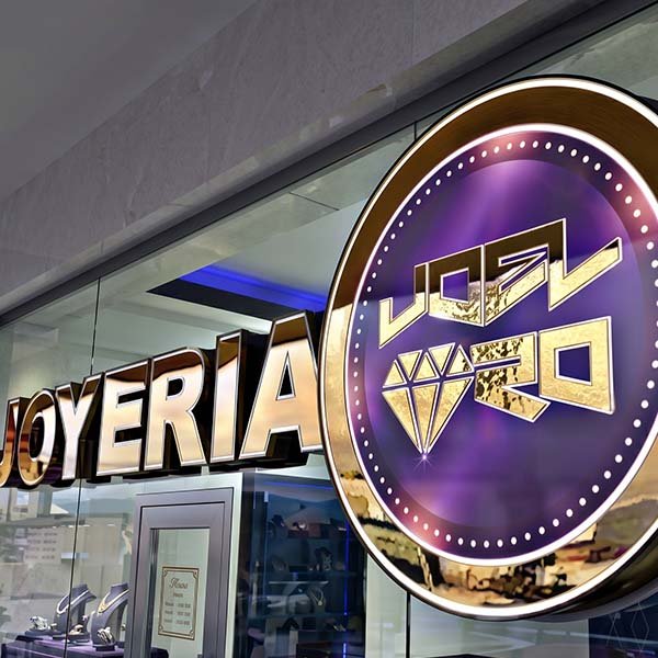 Avisos publicitarios corpóreos y cajas de luz